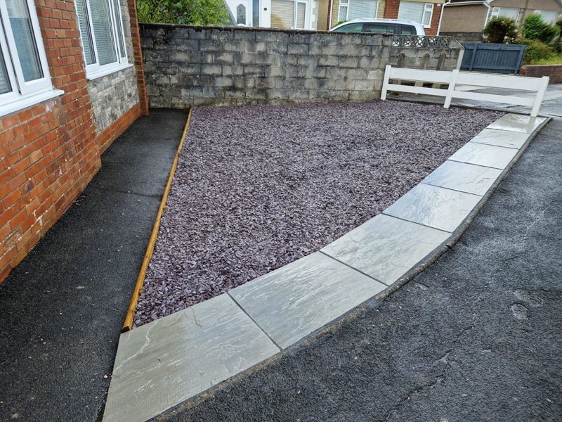 Slate chipping bed with sandstone edging